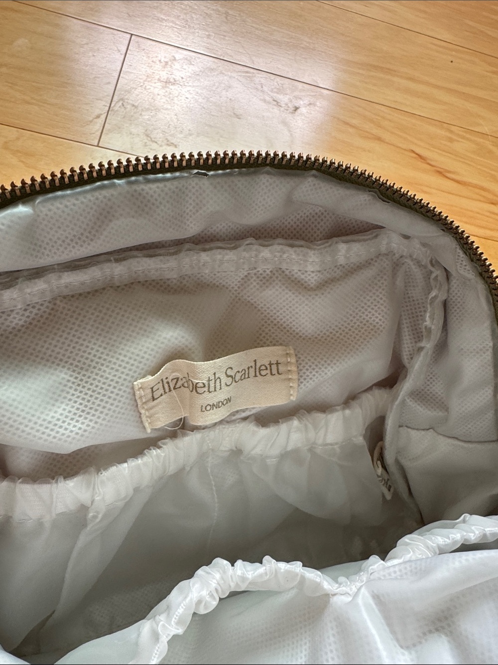 ELIZABETH SCARLETT
Earth Goddess Velvet Wash Bag - Olive - Picture 7 of 10